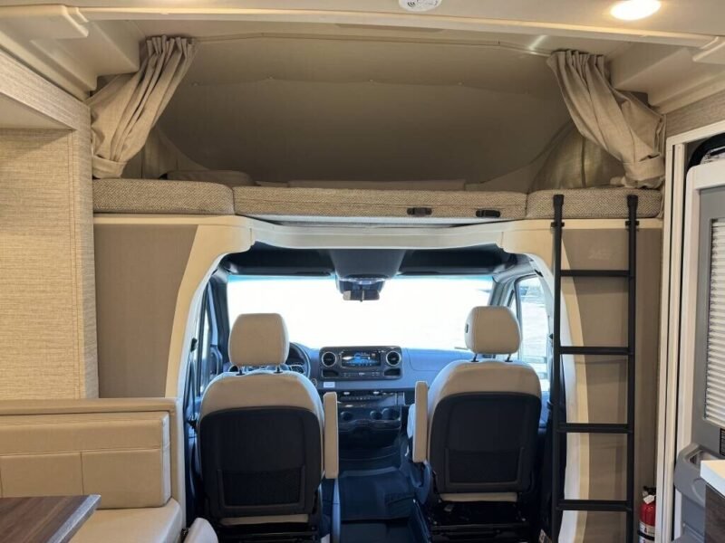 2022 Winnebago Class (OFF-GRID &PET FRIENDLY)