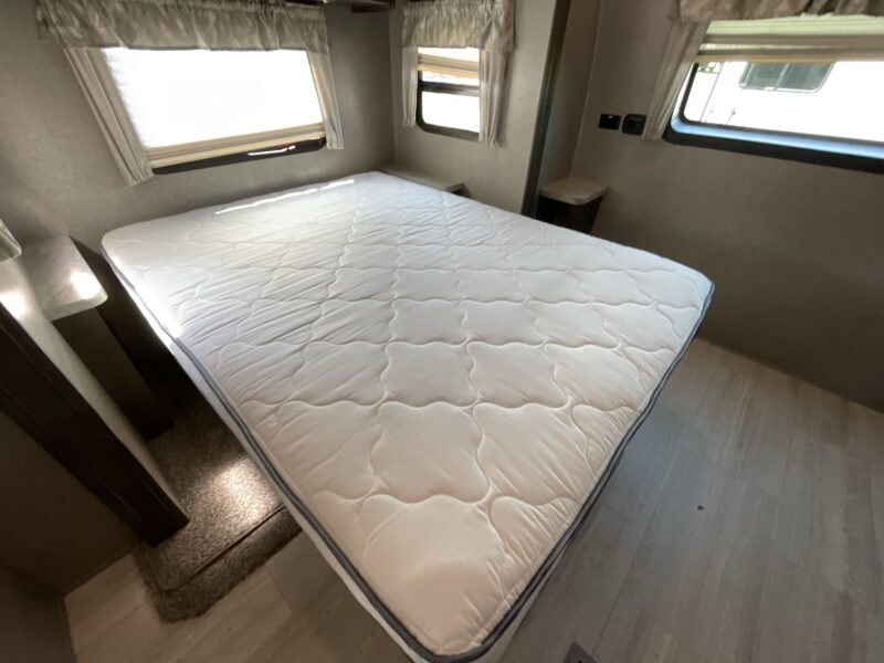 2020 Forest River Travel Trailer (SPACIOUS CAMPING)